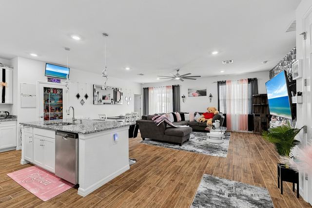Great room, 23 by 16 feet
